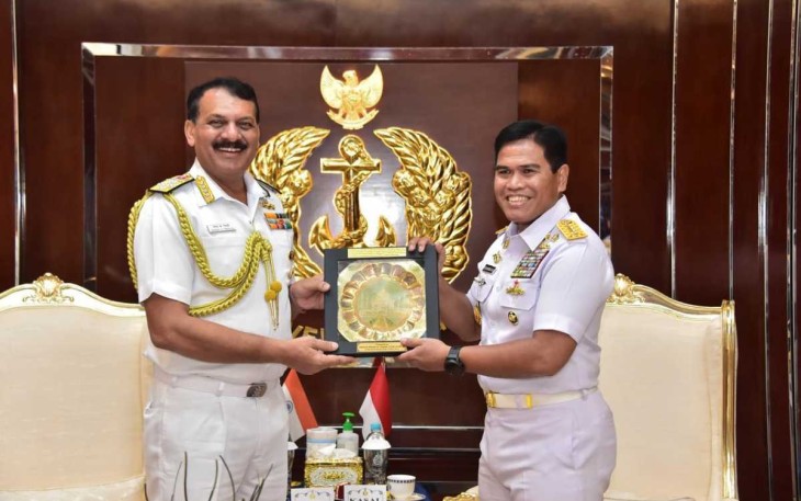 Kasal Laksamana TNI Muhammad Ali saat menerima cenderamata di Jakarta, Senin (16/12)