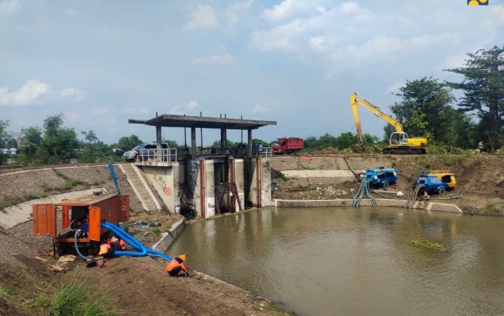 Langkah antisipasi banjir di wilayah kabupaten Jombang dan Mojokerto dengan pengerukan lumpur di saluran irigasi 