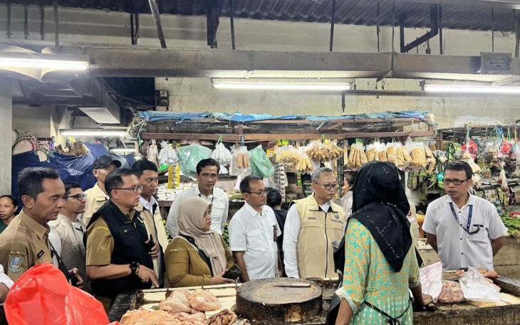 Satgas pangan Polda Jatim saat meninjau toko ritel di Surabaya 