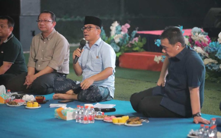 Mendes PDT Yandri Susanto berdialog dengan warga di aula desa Nagrak Utara, Sukabumi, Senin (23/12)