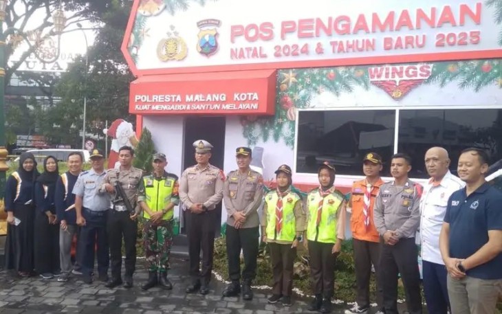 Babinsa Koramil 0833/01 Klojen Serka Dayu foto bersama stakeholder di Pos Pam Pelayanan Kayutangan, Selasa (31/12)