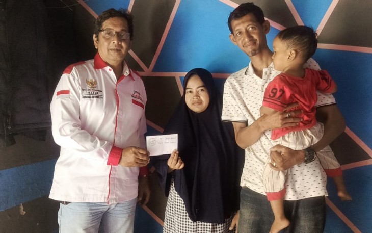 Ketua JPKPN DPC Kota Depok, Muhamad Antonius SH saat mengunjungi kediaman pengurusnya dan memberikan bantuan sosial, Selasa (31/12)