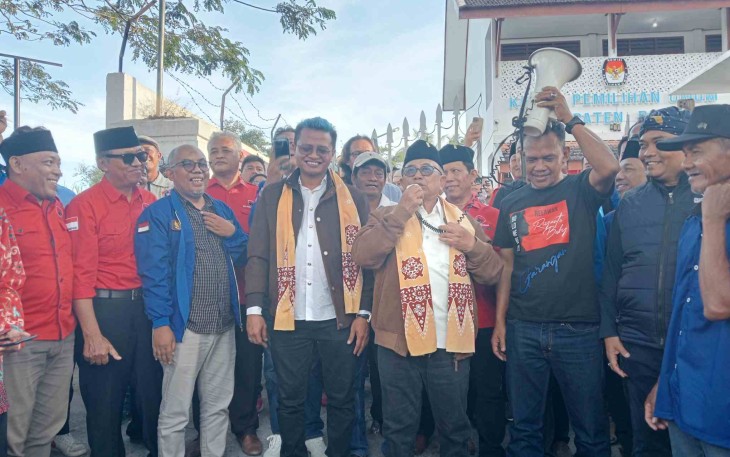 Rijanto dan Beky Hendriansyah (rambut jambul warna biru) Seusai Daftar Pilkada Kabupaten Blitar di KPU Kabupaten Blitar Diantar Ribuan Simpatisan dan Pendukung (Foto : Faisal NR / Klikwarta.com)