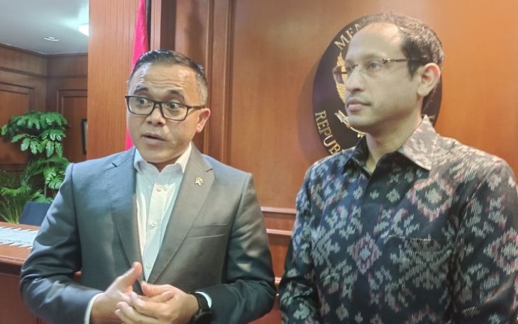 MenPAN-RB Abdullah Azwar Anas bersama Mendikbudristek Nadiem Makarim di Jakarta, Senin (1/4)