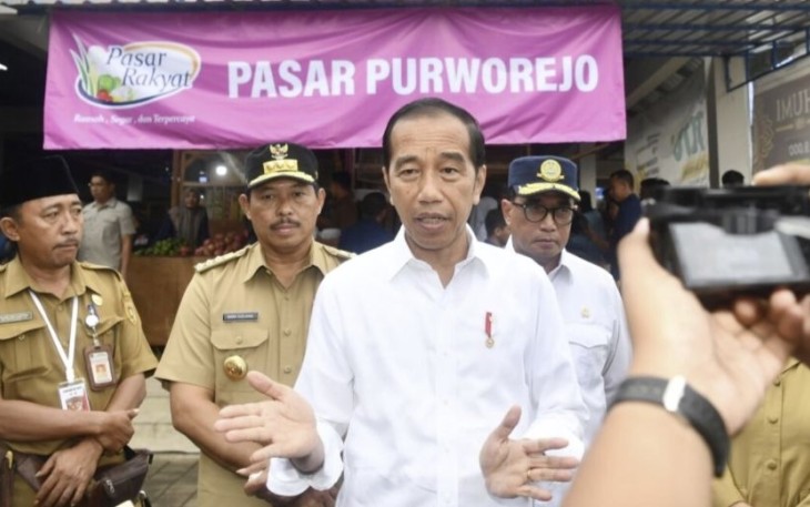 Presiden Joko Widodo saat meninjau pasar Purworejo, Selasa (2/1)