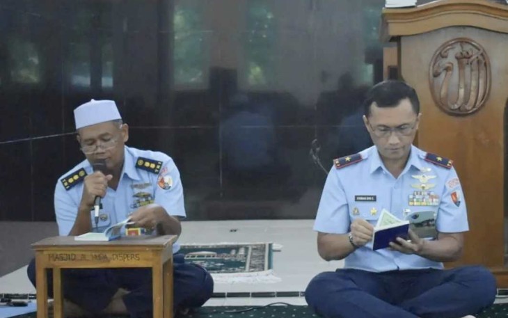 Danlanud Iswahjudi Marsma TNI Firman Dwi Cahyono, M.A., saat doa bersama di Masjid Nurul Jannah, Rabu (3/1)