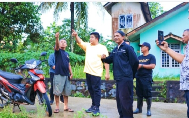 Bupati Bintan Saat Meninjau Lokasi Banjir dan Longsor 