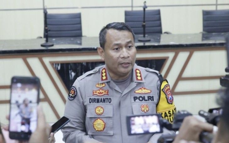 Kabid Humas Polda Jatim Kombes Dirmanto saat memberikan keterangan pers 