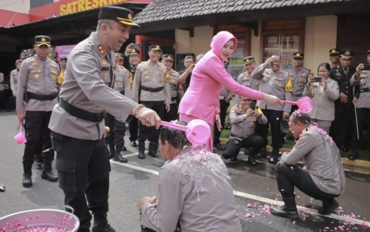 Kapolres Jember AKBP Moh Nurhidayat saat tradisi kenaikan pangkat anggotanya, Jum'at (5/1)