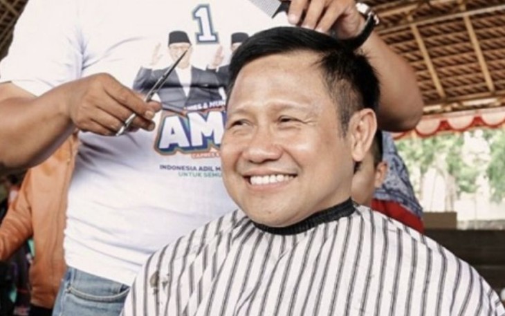 Cak Imin saat cukur rambut bersama Komunitas Cukur Garut di Situ Bagendit, Garut, Jawa Barat, Jum'at (5/1)