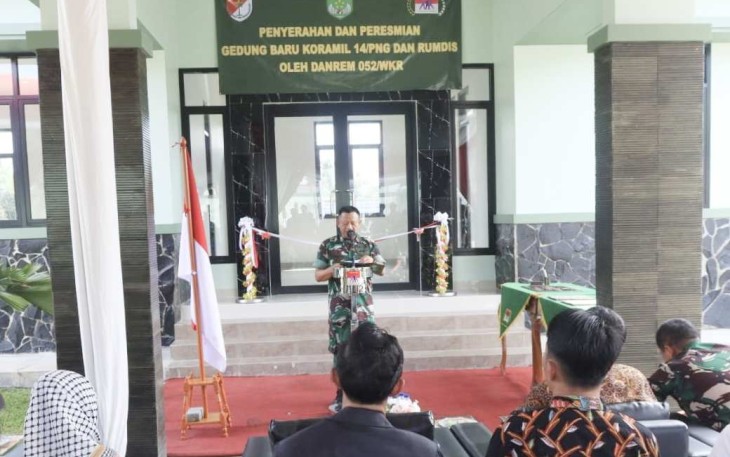 Kasrem 052/Wkr Kolonel Inf Indarto Kusnohadi saat membacakan amanat Danrem 052/Wkr, Jum'at (12/1)