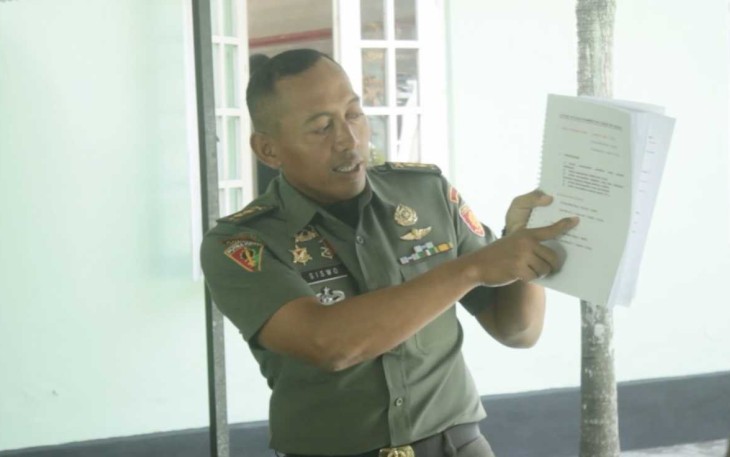 Kasmenarmed 2 Kostrad Letkol Arm Siswo Budiarto memberikan pembelajaran bahasa inggris, Kamis (18/1)