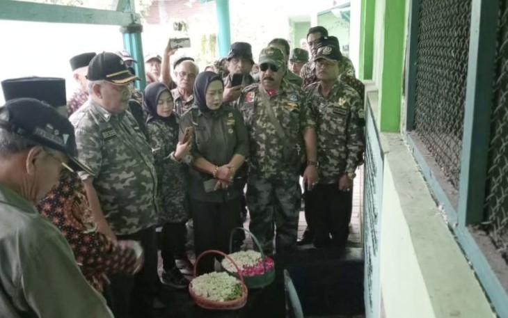 Peringatan HUT Anak Kolong Kota Malang saat ziarah dan tabur bunga di sumur maut berlokasi di SDN Madyopuro 1 Kota Malang, Rabu (24/1)