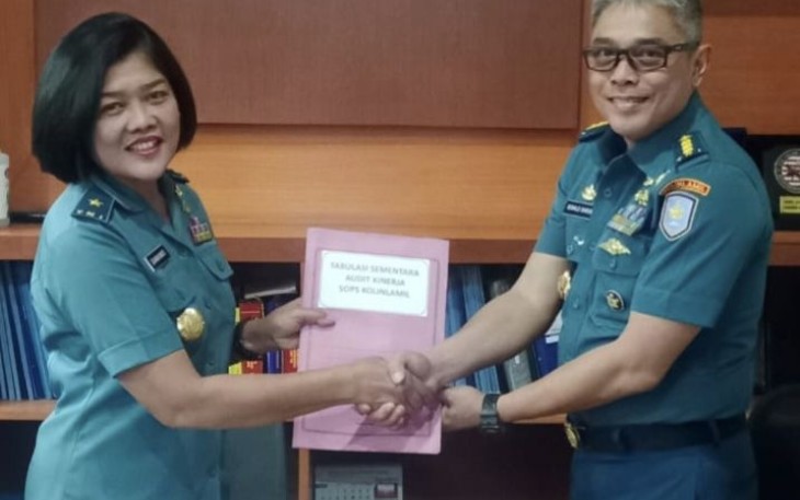 Inspektur Kolinlamil Laksma TNI Damayanti saat menyerahkan hasil audit. Selasa (30/1)