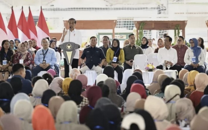 Presiden Joko Widodo saat berdialog dengan keluarga penerima manfaat di Bantul, Selasa (30/1)