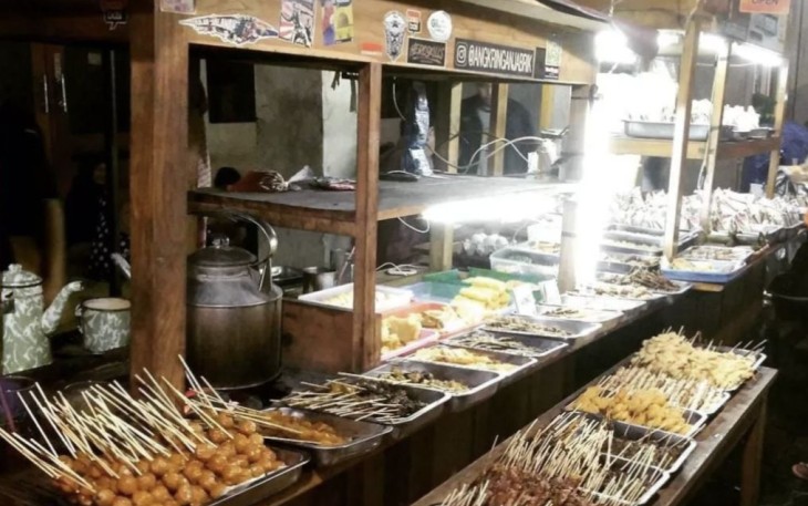Angkringan Pak Jabrik, salah satu rekomendasi kuliner di sekitar Malioboro, Jalan P Mangkubumi, Gowongan, Kecamatan Jetis, Kota Yogyakarta 