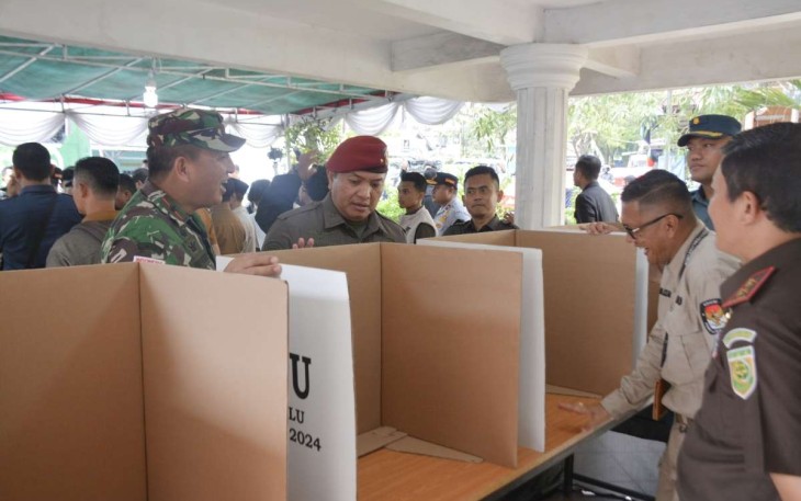 Danrem 033/WP Brigjen TNI Jimmy Watuseke saat pengecekan distribusi logistik pemilu di TPS Kota Tanjungpinang, Selasa (13/2)