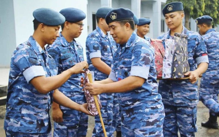 Dansathar 15 Letkol Tek Yanwar Nur Maulidi saat memberikan apresiasi kepada prajuritnya, Senin (19/2)