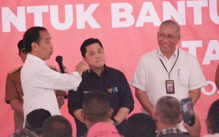 Presiden Joko Widodo saat penyerahan bantuan pangan Bulog di Maros, Sulawesi Selatan, Kamis (22/2)