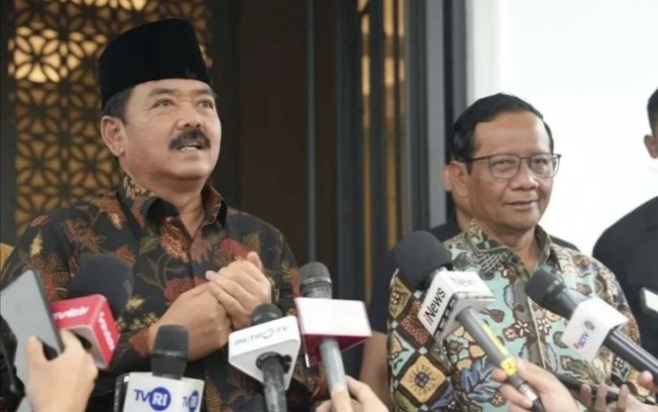 Menko Polhukam Hadi Tjahjanto saat memberikan keterangan pers usai silaturahmi di kediaman Mahfud MD di Jakarta, Kamis (22/2)