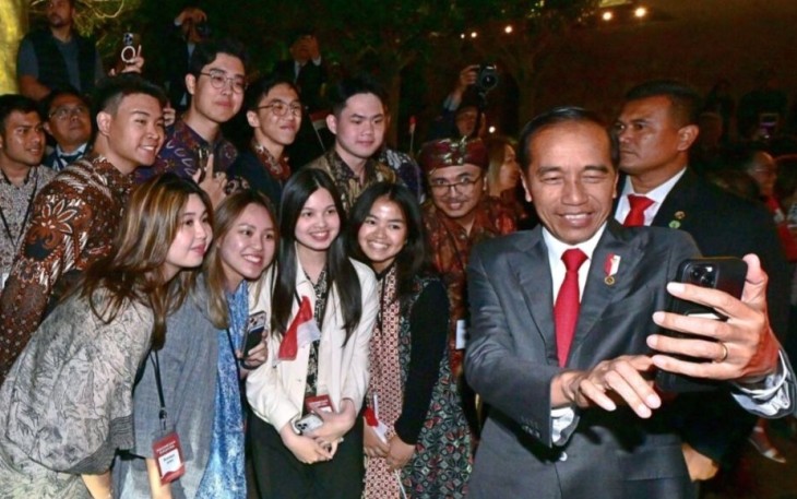 Kedatangan Presiden Joko Widodo di Melbourne, Australia, pada Senin malam, 4 Maret 2024, disambut ratusan masyarakat Indonesia yang berkumpul di sekitar hotel tempat Kepala Negara bermalam