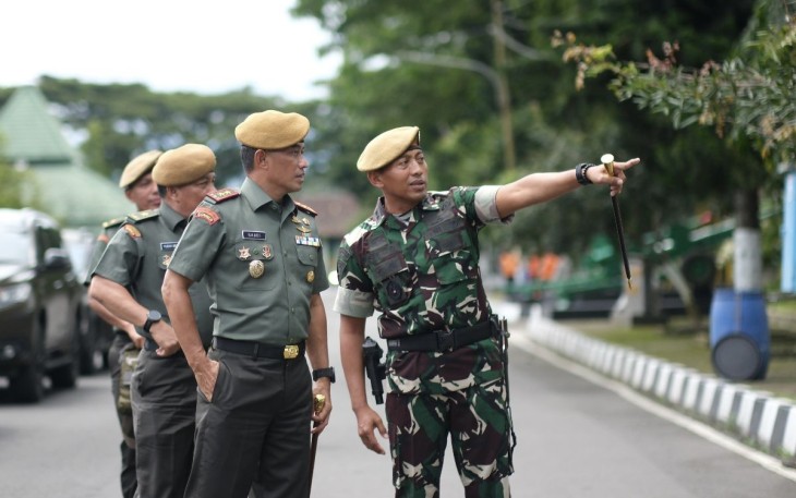 Danmenarmed 2 Kostrad Letkol Arm Siswo Budiarto saat memberikan pemaparan Danpussenarmed Mayjen TNI M Naudi Nurdika mengenai kondisi satuan Yonarmed 11 Kostrad, Senin (4/3)