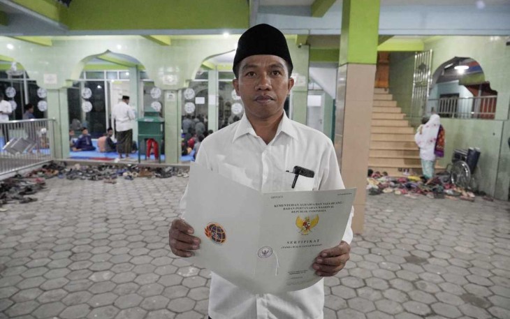 Penerima sertipikat tanah wakaf di Surabaya 