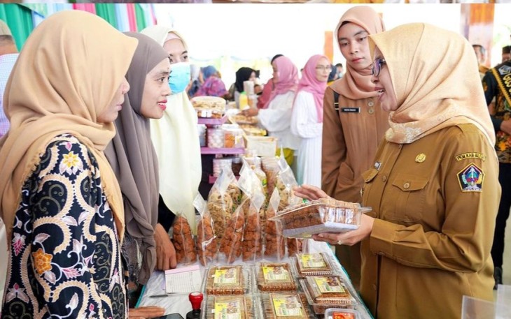 Bupati Blitar Rini Syarifah Saat Meninjau Stan Bazar Ramadhan Tahun 2024
