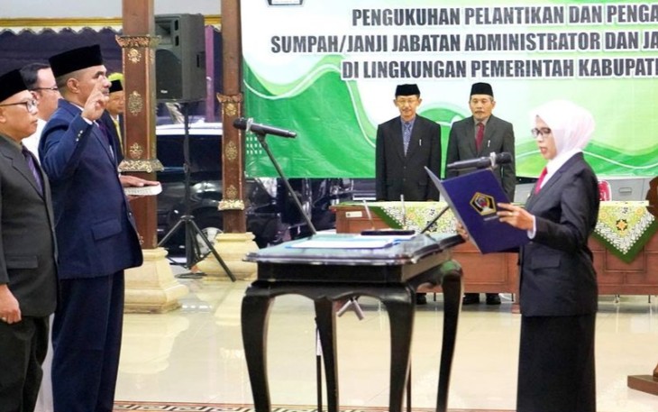 Bupati Blitar Rini Syarifah Saat Ambil Sumpah Janji Jabatan kepada Pejabat Eselon 3 dan Eselon 4, Kamis 21 Maret 2024.