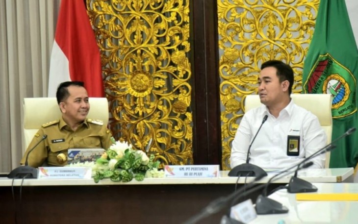 Pj Gubernur Sumsel Agus Fatoni bersama GM PT Kilang Pertamina 3 Plaju Yulianto Triwibowo 