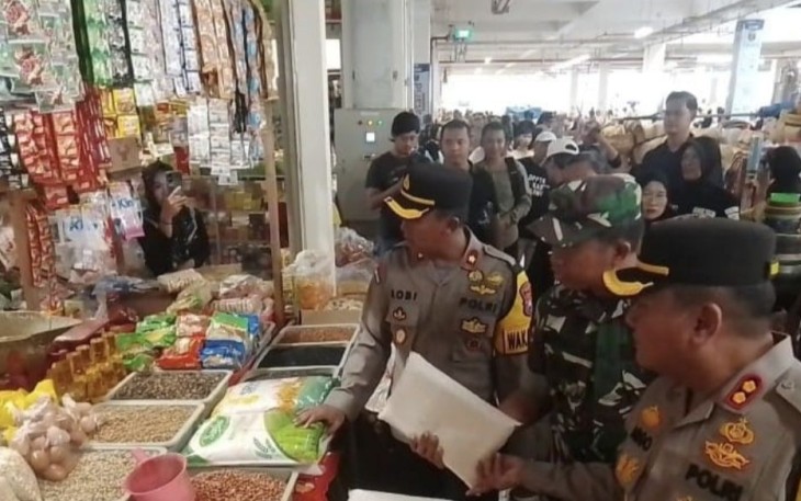 Dandim 0805/Ngawi Letkol Arm Didik Kurniawan cek harga bapok di pasar 