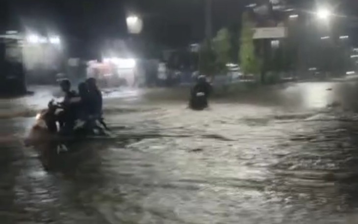 Warga mencoba menerjang banjir di kota Jayapura 