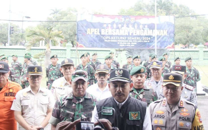 Dandim 0805/Ngawi Letkol Arm Didik Kurniawan saat mendampingi Bupati Ngawi memberikan keterangan pers, Selasa (9/4)