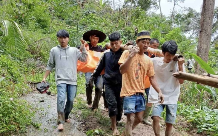 Evakuasi korban tanah longsor di Kabupaten Tana Toraja, Provinsi Sulawesi Selatan, Minggu (14/4).