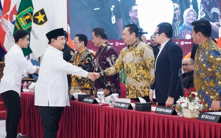 Ketua MPR RI Bambang Soesatyo memberikan ucapan selamat Prabowo Subianto di KPU Jakarta, Rabu (24/4)