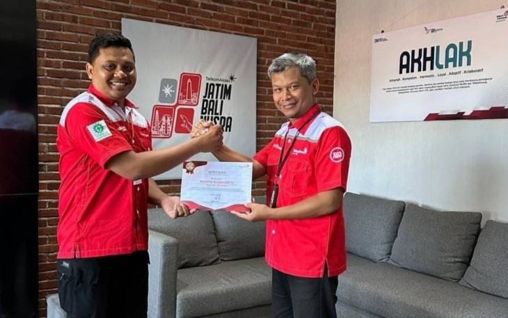 Head of Regional Jawa Timur Bali Nusa Tenggara (Nusra) Arief Wibisono (kanan) melakukan penyerahan apresiasi kepada Warrior Telkom Akses Wahyu Sugiharto (kiri) yang viral di media sosial beberapa waktu lalu.