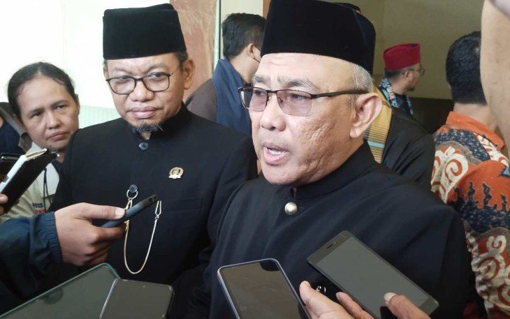 Wali Kota Depok Dr KH Mohammad Idris memberikan keterangan di gedung DPRD Kota Depok, Jum'at (26/4)