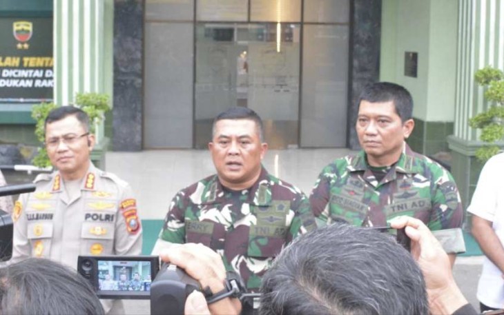 Dandim 0201/Medan Kolonel Inf Ferry Muzawwad bersama Kapendam I/BB Kolonel Inf Rico J Siagian saat konferensi pers 