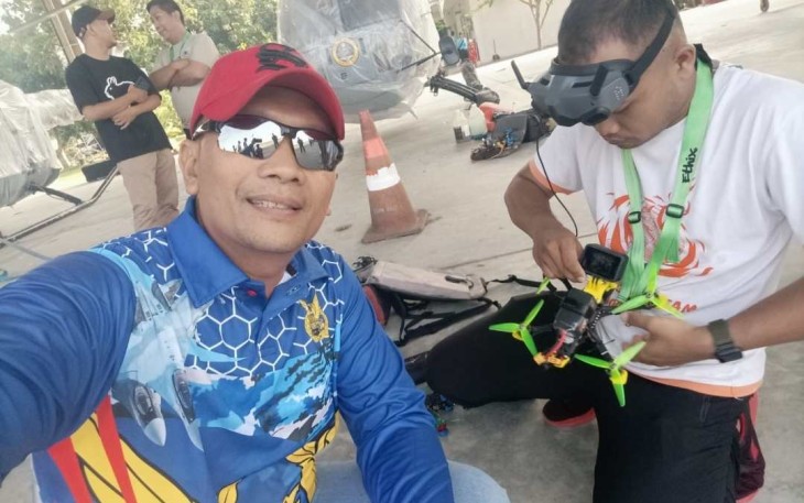 Arif Abdillah saat mempersiapkan drone dalam ajang Liga Nasional F9U Drone Race di Puspenerbal Juanda Surabaya 