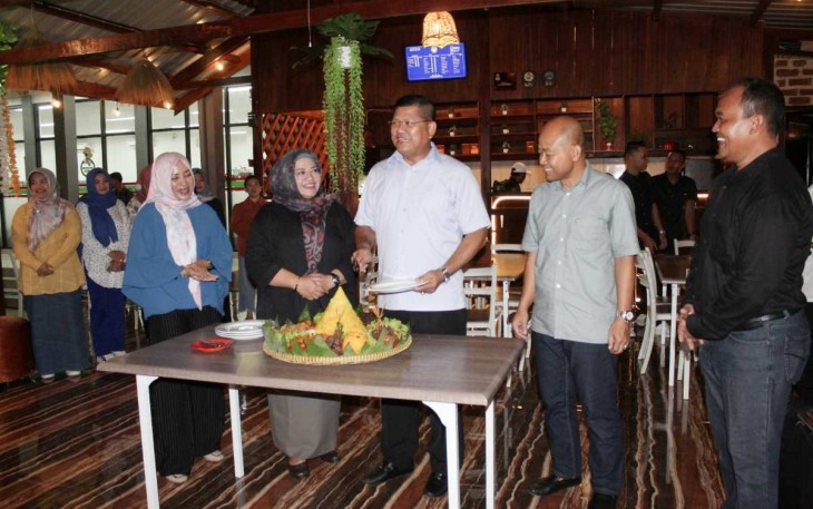 Pangkoarmada III Laksda TNI Hersan saat pemotongan tumpeng syukuran pembukaan resto & cafe artikulasi 