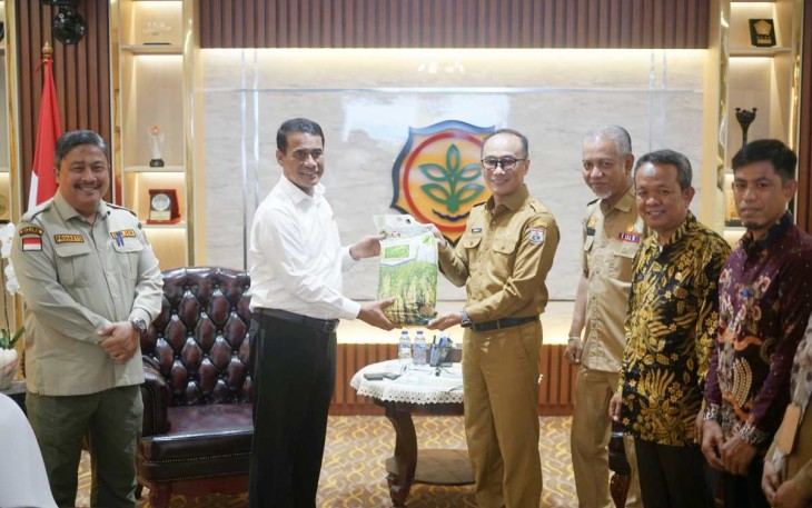 Mentan Amran Sulaiman menyerahkan bantuan Kementan secara simbolis kepada Pj Gubernur Sulbar Prof Zudan Arif Fakrulloh di kantor Kementan RI Jakarta, Senin (13/5)