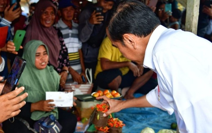 Presiden Joko Widodo meresmikan pelaksanaan Instruksi Presiden (Inpres) Jalan Daerah di Kabupaten Muna Barat, Provinsi Sulawesi Tenggara pada Senin, 13 Mei 2024.