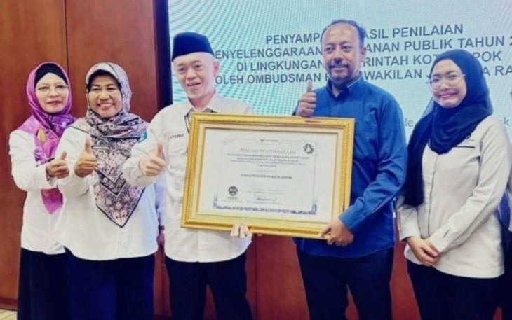 Sekertaris Disdik Kota Depok, Sutarno, SE., MM, saat menerima piagam penghargaan dari Ombudsman RI 