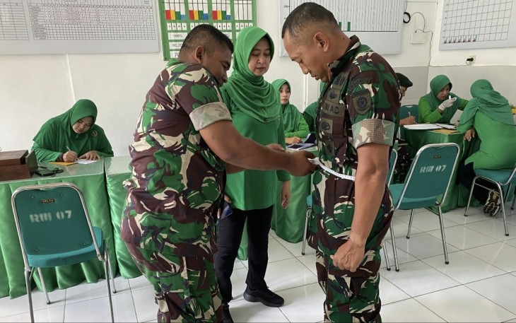 Danmenarmed 2 Kostrad Letkol Arm Siswo Budiarto saat pengecekan kesehatan 