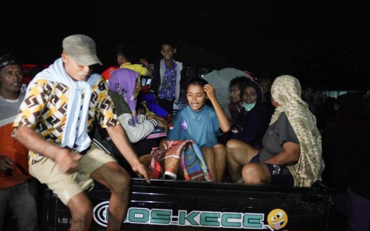 Sejumlah warga terdampak erupsi Gunungapi Ibu beraktivitas di Pos Pengungsian Desa Gam Ici, Kecamatan Ibu Tengah, Kabupaten Halmahera Barat, Maluku Utara, Sabtu (18/5).
