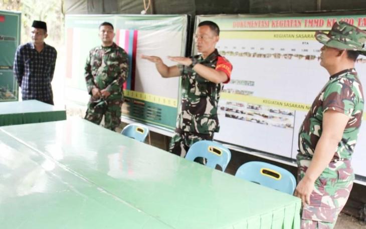 Dansatgas TMMD ke-120 Kodim 0209/LB Letkol Inf Yudy Ardiyan Saputro ketika memberikan arahan di Posko TMMD 