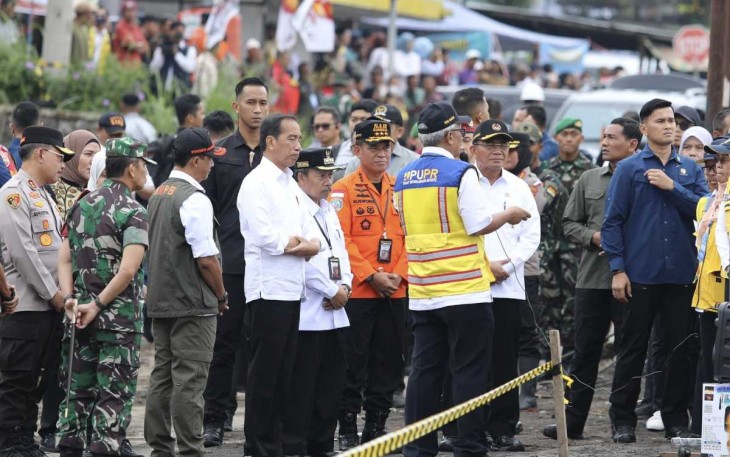 Kepala BNPB Letjen TNI Suharyanto, S.Sos., M.M., (rompi hijau dengan topi hitam) mendampingi Presiden Ir. Joko Widodo saat meninjau lokasi terdampak banjir lahar hujan Gunungapi Marapi di Nagari Bukit Batabuah, Kabupaten Agam, Sumatera Barat pada Selasa (21/5).