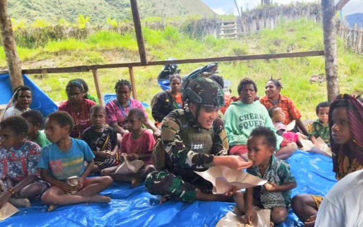 Prajurit Buaya Putih saat suapi makan anak pedalaman Papua 