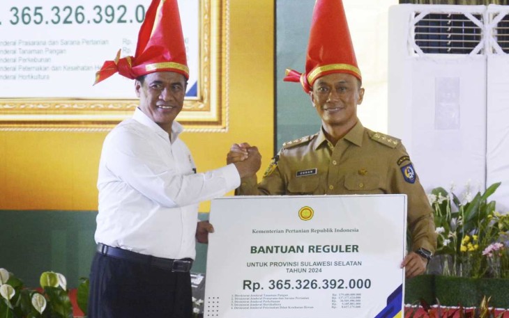 Mentan Amran Sulaiman menyerahkan bantuan Kementan secara simbolis kepada Pj Gubernur Sulbar Prof Zudan Arif Fakrulloh 