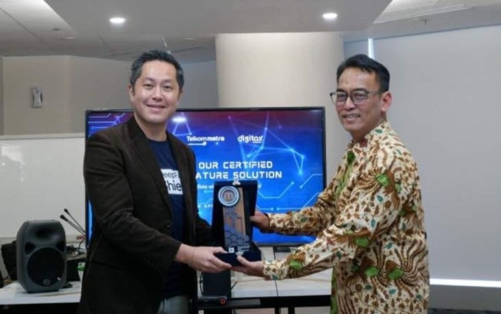 Direktur Business Digital Transformation TelkomMetra Irphan Wijaya (kanan) menyerahkan cinderamata kepada Founder and Group CEO VIDA Niki Luhur usai penandatanganan kerja sama keamanan penerbitan dan penggunaan tanda tangan digital antara TelkomMetra & VIDA